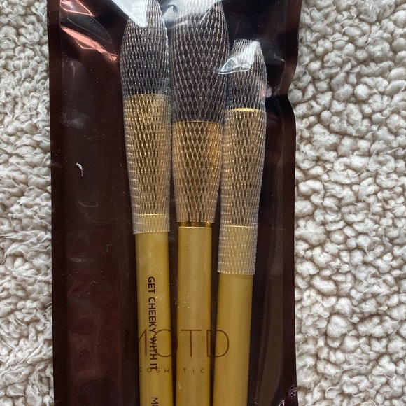 🌼HP🌼M.O.T.D. - Gold Goddess Face Brush Set - Picture 4 of 5